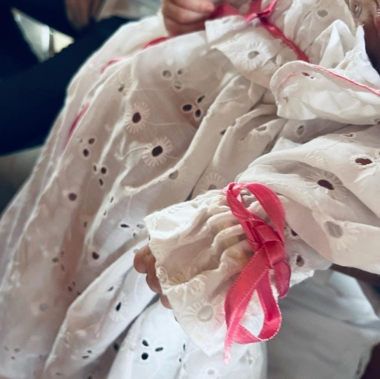 6 Potret Cantik Baby Djiwa Anak Nadine Chandrawinata Dibaptis Pakai Dress Bersejarah