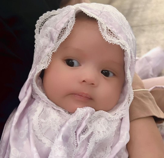 5 Potret Baby Ameena Sudah Genap 3 Bulan, Gemas Pakai Hijab Hingga Gucci Challenge