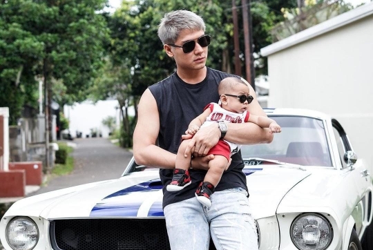 Ganteng-ganteng Banget, Ini Potret Rizky Billar dan Baby L Kompak Berkacamata Hitam