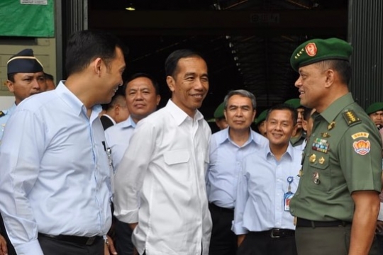 Potret Lawas Jokowi Pegang Senjata Api Didampingi Jenderal TNI Gatot Nurmantyo