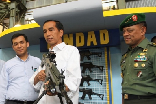 Potret Lawas Jokowi Pegang Senjata Api Didampingi Jenderal TNI Gatot Nurmantyo
