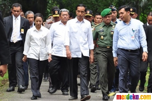 Potret lawas saat Presiden Jokowi berkunjung ke PT Pindad beberapa tahun lalu beredar di media sosial.