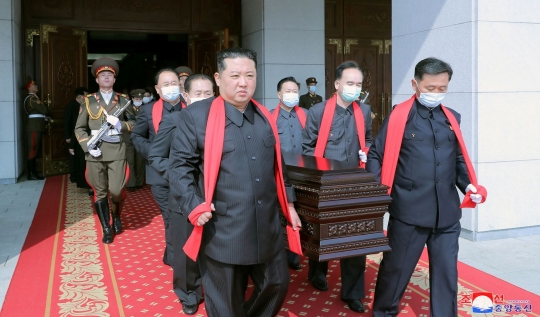 Momen Kim Jong-un Antar Jenazah Perwira Militer Korea Utara ke Pemakaman