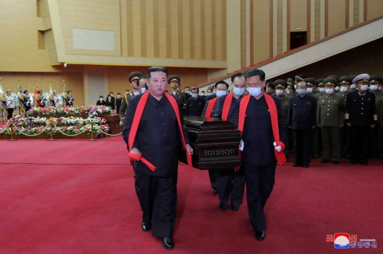 Momen Kim Jong-un Antar Jenazah Perwira Militer Korea Utara ke Pemakaman