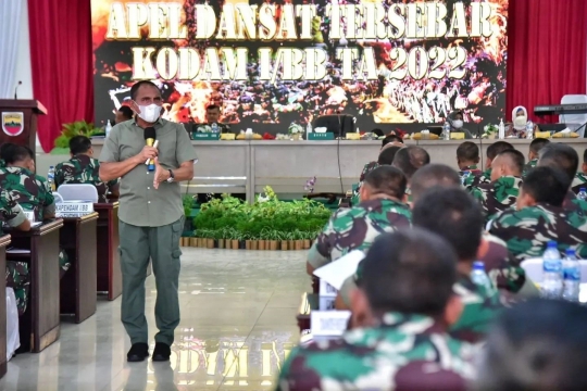 Nostalgia Gubernur Eks Pangkostrad Dibopong Prajurit Sampai Jajal Kendaraan Tempur