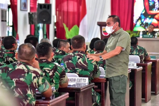 Nostalgia Gubernur Eks Pangkostrad Dibopong Prajurit Sampai Jajal Kendaraan Tempur