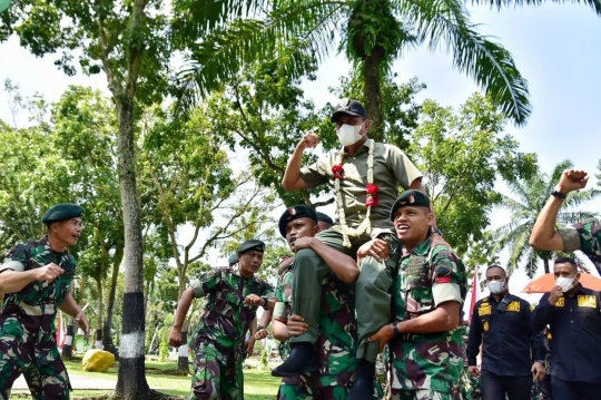 Nostalgia Gubernur Eks Pangkostrad Dibopong Prajurit Sampai Jajal Kendaraan Tempur