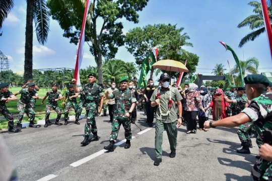 Nostalgia Gubernur Eks Pangkostrad Dibopong Prajurit Sampai Jajal Kendaraan Tempur