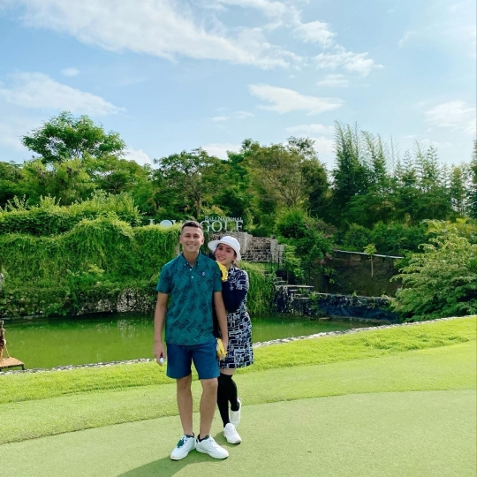 Anniversary ke-15, Ini 6 Potret Terbaru Ussy Sulistiawaty dan Andhika Makin Romantis