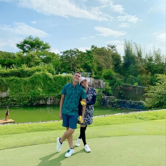 Anniversary ke-15, Ini 6 Potret Terbaru Ussy Sulistiawaty dan Andhika Makin Romantis