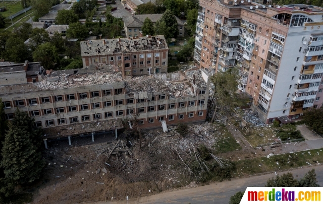 Kondisi bangunan kampus universitas yang hancur setelah serangan roket di tengah invasi Rusia di Bakhmut, di wilayah Donetsk, Ukraina (21/5/2022).