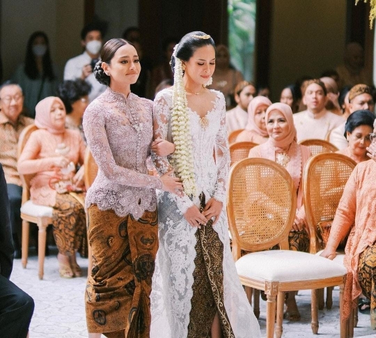 5 Potret Amanda Khairunnisa di Pernikahan Sang Kakak Maudy Ayunda, Cantik Banget