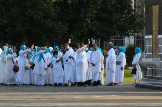 Manasik Haji, Membimbing Calon Jemaah Berangkat ke Tanah Suci