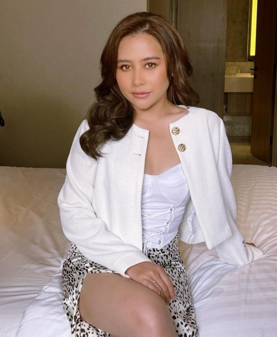 Potret Prilly Latuconsina Tampil Menawan di Atas Ranjang, Cantik dan Bikin Pangling