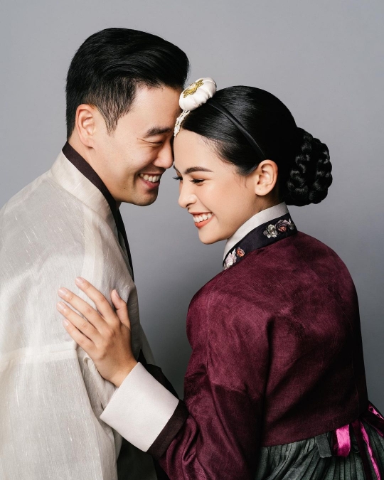 Perlihatkan Wajah Sang Suami, Ini Deretan Foto Romantis Maudy Ayunda dan Jesse Choi