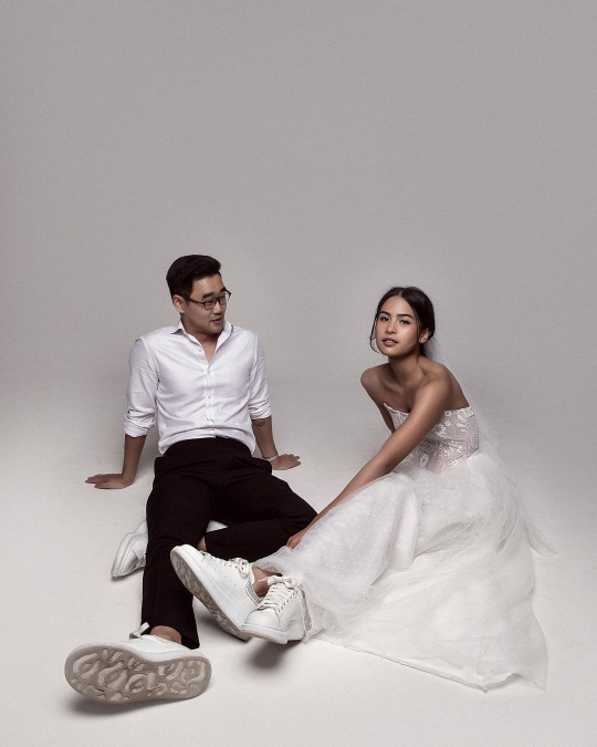 Perlihatkan Wajah Sang Suami, Ini Deretan Foto Romantis Maudy Ayunda dan Jesse Choi