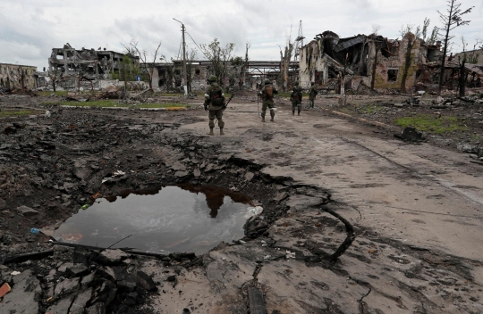 Aksi Tentara Rusia Mensterilkan Pabrik Baja Azovstal dari Sisa Ranjau Ukraina