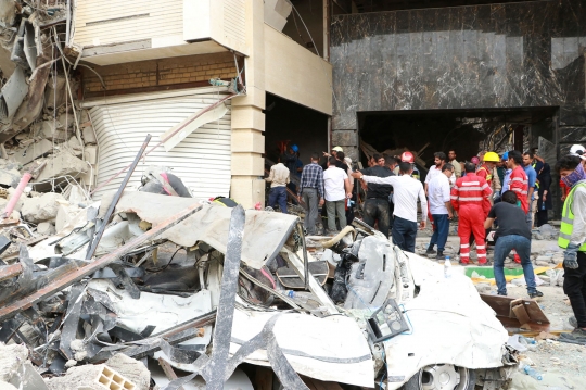 Gedung 10 Lantai di Iran Runtuh, 11 Tewas dan 80 Terjebak