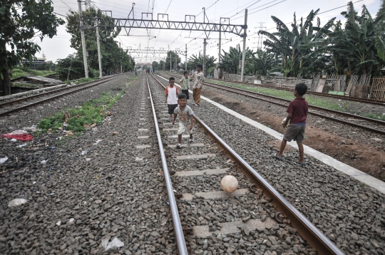 Minim RTH, Anak-Anak Bermain di Pinggir Rel Kereta Api