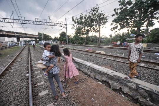 Minim RTH, Anak-Anak Bermain di Pinggir Rel Kereta Api