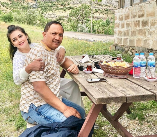 Foto Romantis Bella Saphira Makan sama Suami dengan Pemandangan Indah di Turki