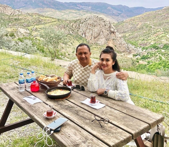 Foto Romantis Bella Saphira Makan sama Suami dengan Pemandangan Indah di Turki