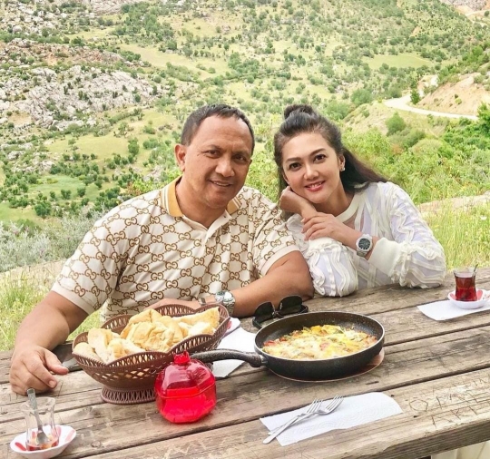 Foto Romantis Bella Saphira Makan sama Suami dengan Pemandangan Indah di Turki