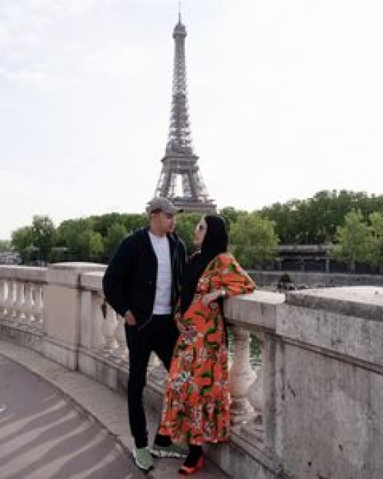 5 Potret Kartika Putri dan Suami Liburan di Prancis, Romantis Banget!