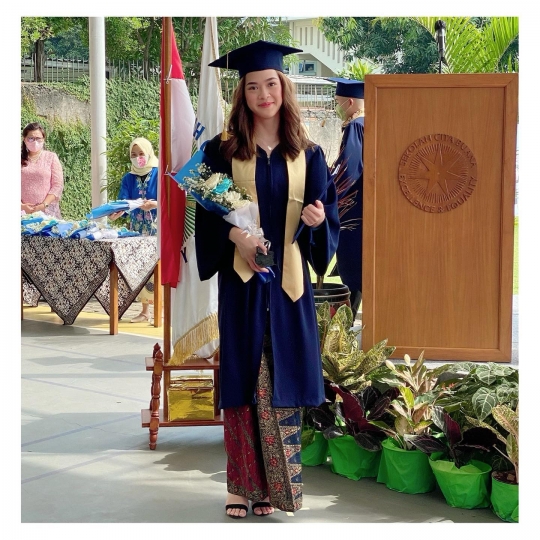 Baru Lulus, Ini Potret Cantik Kayra Miendra Anak Mieke Amalia di Momen Wisuda