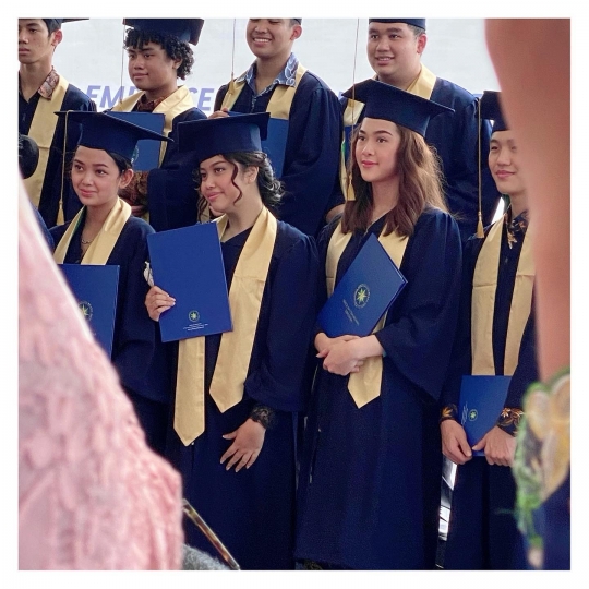 Baru Lulus, Ini Potret Cantik Kayra Miendra Anak Mieke Amalia di Momen Wisuda