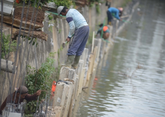 Pemasangan Turap untuk Antisipasi Banjir dan Tanah Ambles di Ciliwung