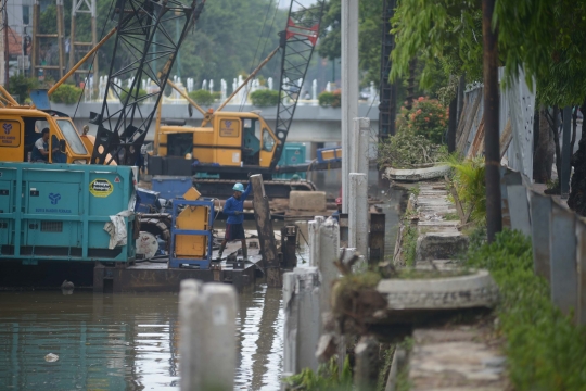 Pemasangan Turap untuk Antisipasi Banjir dan Tanah Ambles di Ciliwung