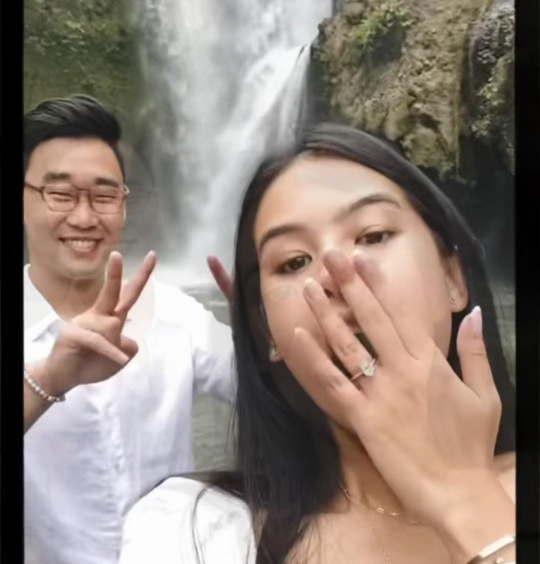 Di Bawah Air Terjun, Ini Potret Maudy Ayunda Saat Dilamar Jesse Choi