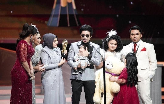 5 Potret Baby Ameena Dapat Piala Penghargaan Pertama, KD dan Ashanty Happy Banget