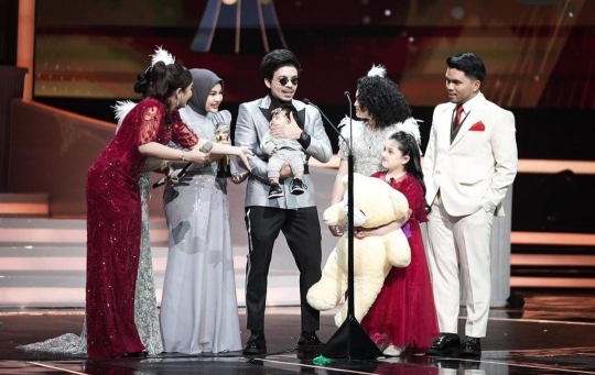 5 Potret Baby Ameena Dapat Piala Penghargaan Pertama, KD dan Ashanty Happy Banget