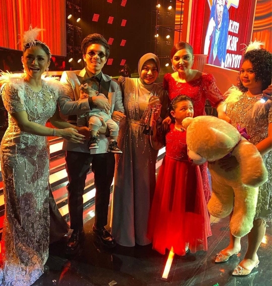 5 Potret Baby Ameena Dapat Piala Penghargaan Pertama, KD dan Ashanty Happy Banget