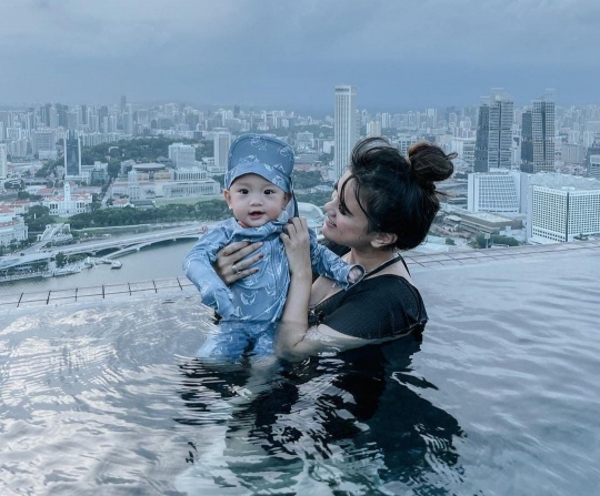 Potret Audi Marissa Ajak Baby Anzel Berenang, Ekspresi Si Bayi Ganteng Jadi Sorotan