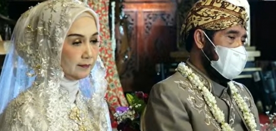 Kecupan Manis Ketua MK Anwar Usman ke Istri Tercinta Idayati Adik Jokowi