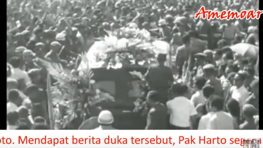 Potret Pelepasan Jenazah Soekarno oleh Presiden Soeharto, Penuh Lautan Manusia