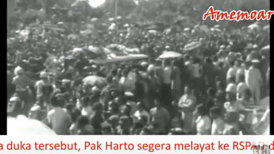 Potret Pelepasan Jenazah Soekarno oleh Presiden Soeharto, Penuh Lautan Manusia