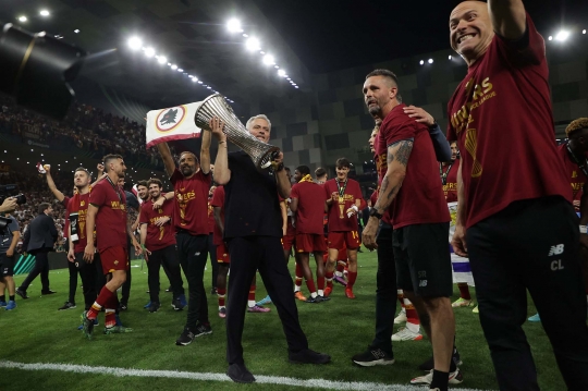 Tangis Mourinho usai Antar AS Roma Juara UEFA Conference League