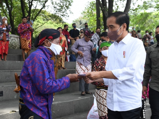 Presiden Jokowi Temui Seniman Rakyat di Taman Balekambang Solo