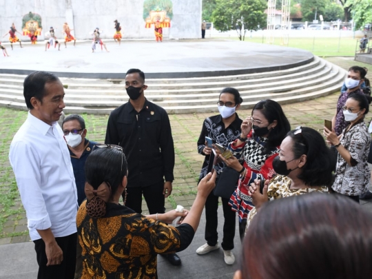 Presiden Jokowi Temui Seniman Rakyat di Taman Balekambang Solo