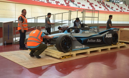 Penampakan Replika Mobil Balap Formula E Jakarta