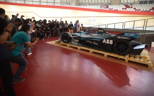 Penampakan Replika Mobil Balap Formula E Jakarta
