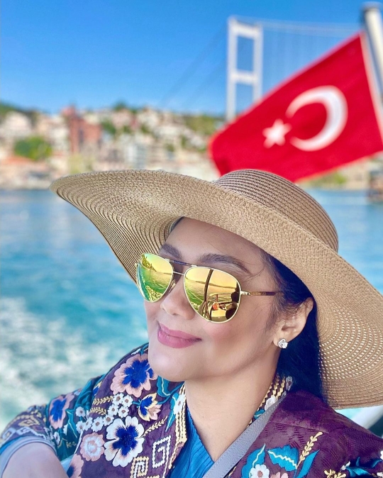 10 Potret Cantik Bella Saphira Jalan-jalan di Turki, Penampilannya Mencuri Perhatian