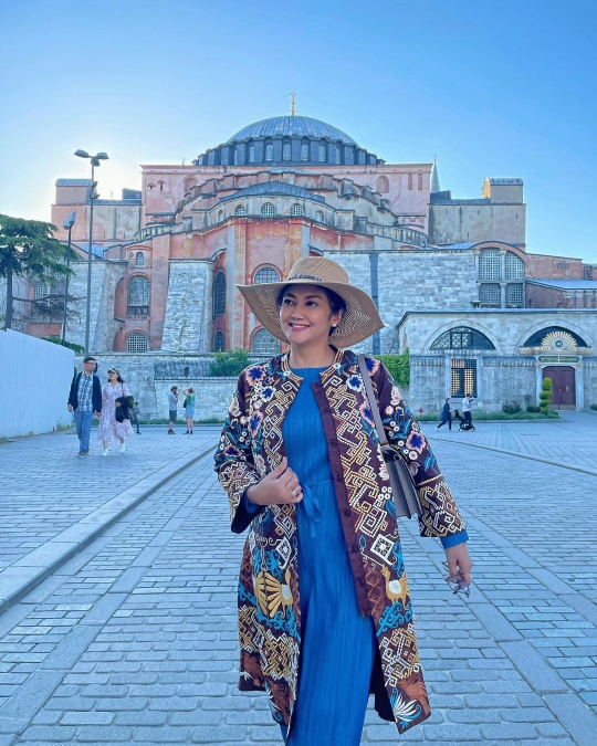10 Potret Cantik Bella Saphira Jalan-jalan di Turki, Penampilannya Mencuri Perhatian