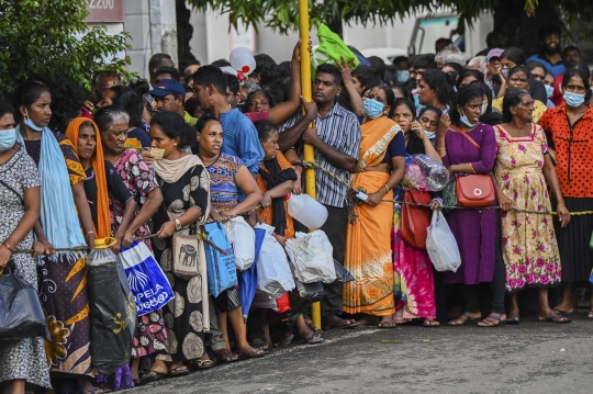 Perjuangan Warga Sri Lanka Mengantre Panjang Demi Minyak Tanah