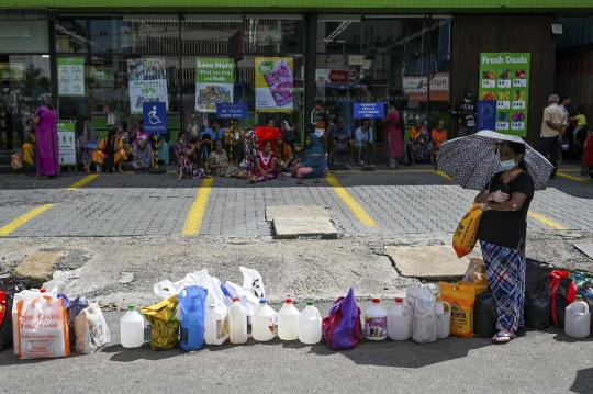 Perjuangan Warga Sri Lanka Mengantre Panjang Demi Minyak Tanah