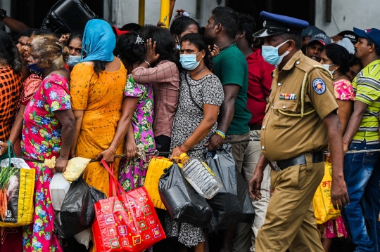 Perjuangan Warga Sri Lanka Mengantre Panjang Demi Minyak Tanah